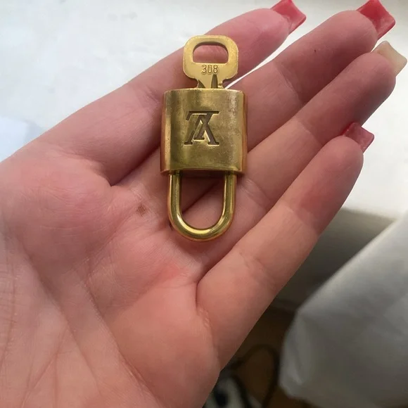 🔐 LV LOCK & KEY 308 - Picture 2 of 3